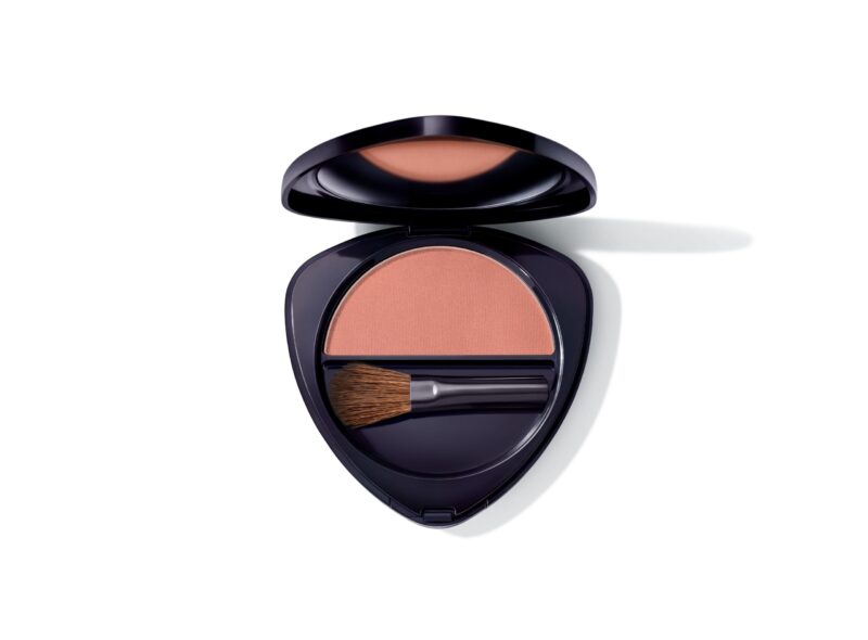 Notre Blush apporte une touche de couleur à vos joues et les nourrit grâce à la sauge et l’hamamélis. Pour un maquillage bonne mine.